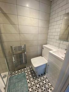 17A Stella house nr Bath في رادستوك: حمام مع مرحاض ومغسلة