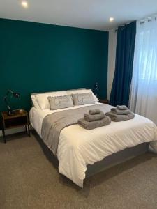 ein Schlafzimmer mit einem großen Bett mit Handtüchern darauf in der Unterkunft 17A Stella house nr Bath in Radstock