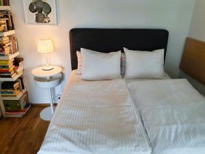 um quarto com uma cama grande e uma cabeceira preta em Augarten Apartment em Graz