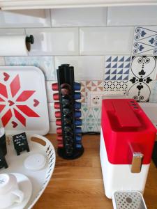 uma cozinha com uma mesa com um prato e uma caixa em Augarten Apartment em Graz
