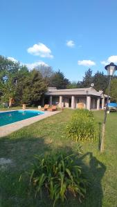 una casa con piscina en un patio en El Country en Gualeguay