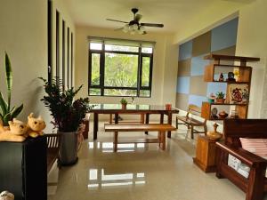 een woonkamer met een eettafel en stoelen bij Hua Lian Sin Su Homestay in Zhixue