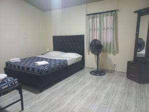 een slaapkamer met een bed en een ventilator. bij CABAÑA 6 in Pereira