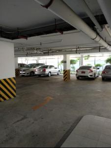 un estacionamiento con autos estacionados en él en Neo2 condo jomtrin beach, en Pattaya central