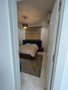 een slaapkamer met een bed en een hal met een deur bij Luxury villa Near The Beach in Temara