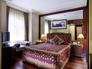 A bed or beds in a room at Eresin Hotels Sultanahmet - Boutique Class