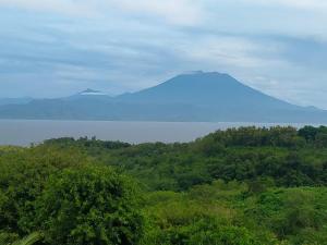una vista de dos montañas en el agua y los árboles en Sarivanna Penida, en Nusa Penida