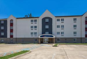 una vista exterior de un gran edificio con aparcamiento en Candlewood Suites Lafayette - River Ranch, an IHG Hotel, en Lafayette