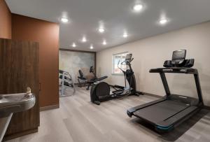 un gimnasio con cintas de correr y bicicletas estáticas en una habitación en Candlewood Suites Lafayette - River Ranch, an IHG Hotel, en Lafayette