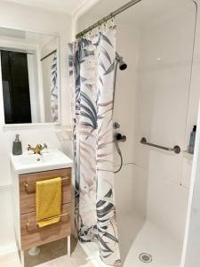 ein Bad mit einer Dusche und einem Waschbecken in der Unterkunft Taree CBD boutique apartment in Taree