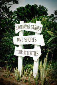 un letrero que dice ego Monkey Garden deportes de buceo y cuatro actividades en Eco Moringa Garden en Banyuwedang