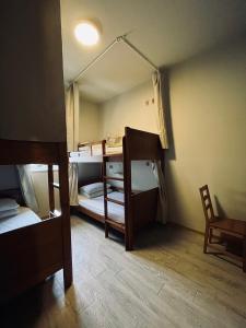 Zimmer mit 2 Etagenbetten und einem Tisch in der Unterkunft 海邊小屋 in Green Island