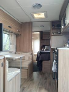 Kjøkken eller kjøkkenkrok på Caravan Glamping Accommodation