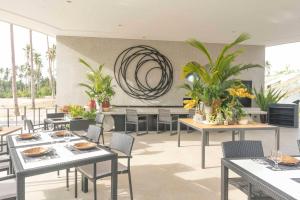 jadalnia ze stołami, krzesłami i roślinami w obiekcie The Hotel Elizabeth Resort and Villas - Long Beach San Vicente Palawan w mieście San Vicente