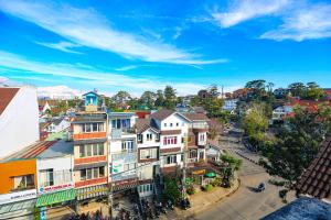 una vista aérea de una calle de la ciudad con casas en TTR Vincent Hotel en Da Lat
