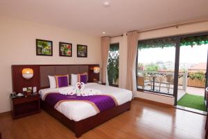a bedroom with a large bed and a balcony at Khách sạn Phú Mỹ in HÆ°ng YÃªn