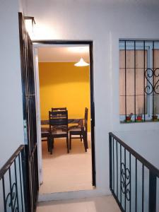 um corredor com uma mesa e uma sala de jantar em DEPARTAMENTO Nº7 COMPLEJO PRIVADO em Godoy Cruz