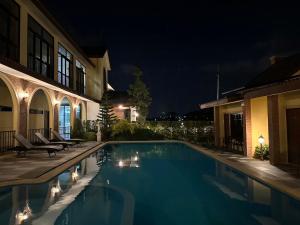 Bazén v ubytování CottagePine Rayong Resort&Cafe nebo v jeho okolí