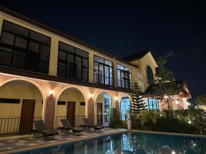Bazén v ubytování CottagePine Rayong Resort&Cafe nebo v jeho okolí
