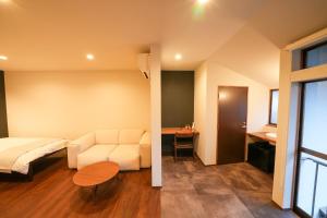 中野市的住宿－ZENYA - Vacation STAY 89350v，一间卧室配有一张床、一张沙发和一张桌子