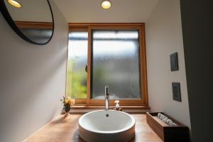 uma casa de banho com um lavatório e uma grande janela em ZENYA - Vacation STAY 89352v em Nakano