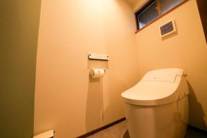baño con aseo blanco y ventana en ZENYA - Vacation STAY 89350v en Nakano