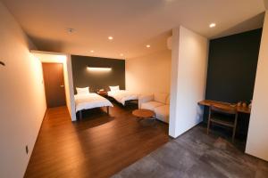 中野市的住宿－ZENYA - Vacation STAY 89350v，酒店客房设有两张床和一张桌子。