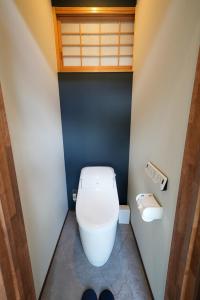 Habitación con baño pequeño con aseo blanco. en ZENYA - Vacation STAY 89352v en Nakano