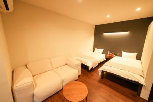中野市にあるZENYA - Vacation STAY 89352vのリビングルーム(ベッド2台、ソファ付)