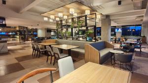 a restaurant with tables and chairs and a bar at BW Suite Belitung in Tanjungpandan