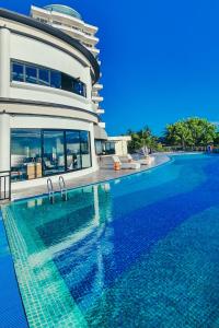 una gran piscina junto a un gran edificio en BW Suite Belitung en Tanjung Pandan