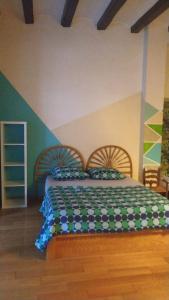 - une chambre avec un lit et une couette verte et blanche dans l'établissement La villa Mektoub, à Badalona