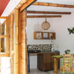 una cucina con bancone e tavolo in una stanza di Casa Passaro a Calarcá