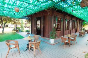 un patio con tavoli e sedie e un edificio di Khách sạn Phú Mỹ a HÆ°ng YÃªn