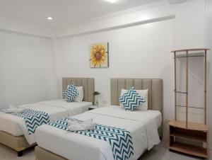 1 dormitorio con 2 camas y sofá en Grand Blue Beach Hotel, en Boracay