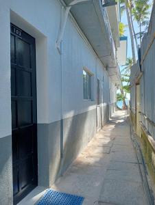 ein leerer Gehweg neben einem Gebäude mit einer Tür in der Unterkunft Grand Blue Beach Hotel in Boracay