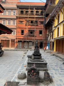 posąg w środku budynku w obiekcie Nirvana Kuti w Katmandu