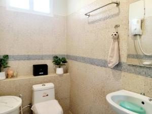 Et badeværelse på Kantry's House กัญญ์ทรี่ เฮ้าท์ + 61 billeder