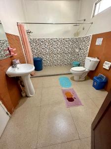 bagno con servizi igienici e lavandino di New road private home a Roxas City