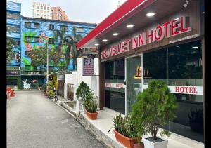 un hôtel avec des plantes devant un bâtiment dans l'établissement Red Velvet Inn Bukit Bintang, à Kuala Lumpur 37 autres photos