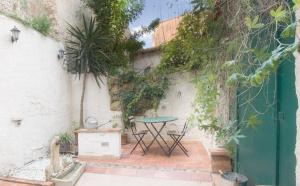 patio ze stołem w rogu budynku w obiekcie Right House - Small Garden in Old Town - Historical Castle District w Cagliari