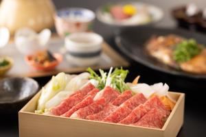 uma caixa de carne e legumes sobre uma mesa em Sengokuhara Shinanoki Ichinoyu em Hakone