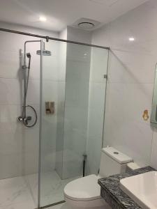 ein Bad mit einer Dusche, einem WC und einem Waschbecken in der Unterkunft John Peter House in Sầm Sơn