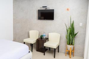 TV tai viihdekeskus majoituspaikassa Equinoccio Hotel