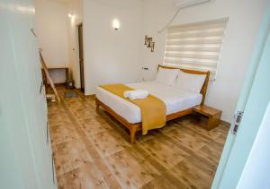 Postel nebo postele na pokoji v ubytování Ocean View Beach Villa Varkala by VOYE HOMES