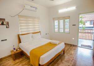 Postel nebo postele na pokoji v ubytování Ocean View Beach Villa Varkala by VOYE HOMES