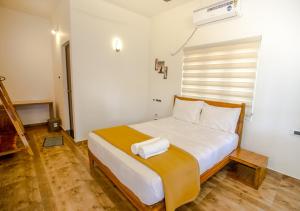 Postel nebo postele na pokoji v ubytování Ocean View Beach Villa Varkala by VOYE HOMES