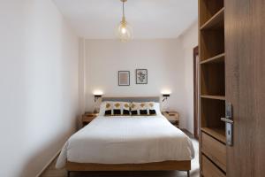 A bed or beds in a room at The Old Town Gem