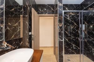 A bathroom at The Old Town Gem
