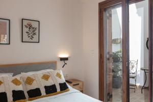 A bed or beds in a room at The Old Town Gem